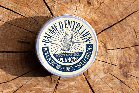 Baume d'entretien 100 % naturel Planch'h pour planche à découper posé sur un billot en bois