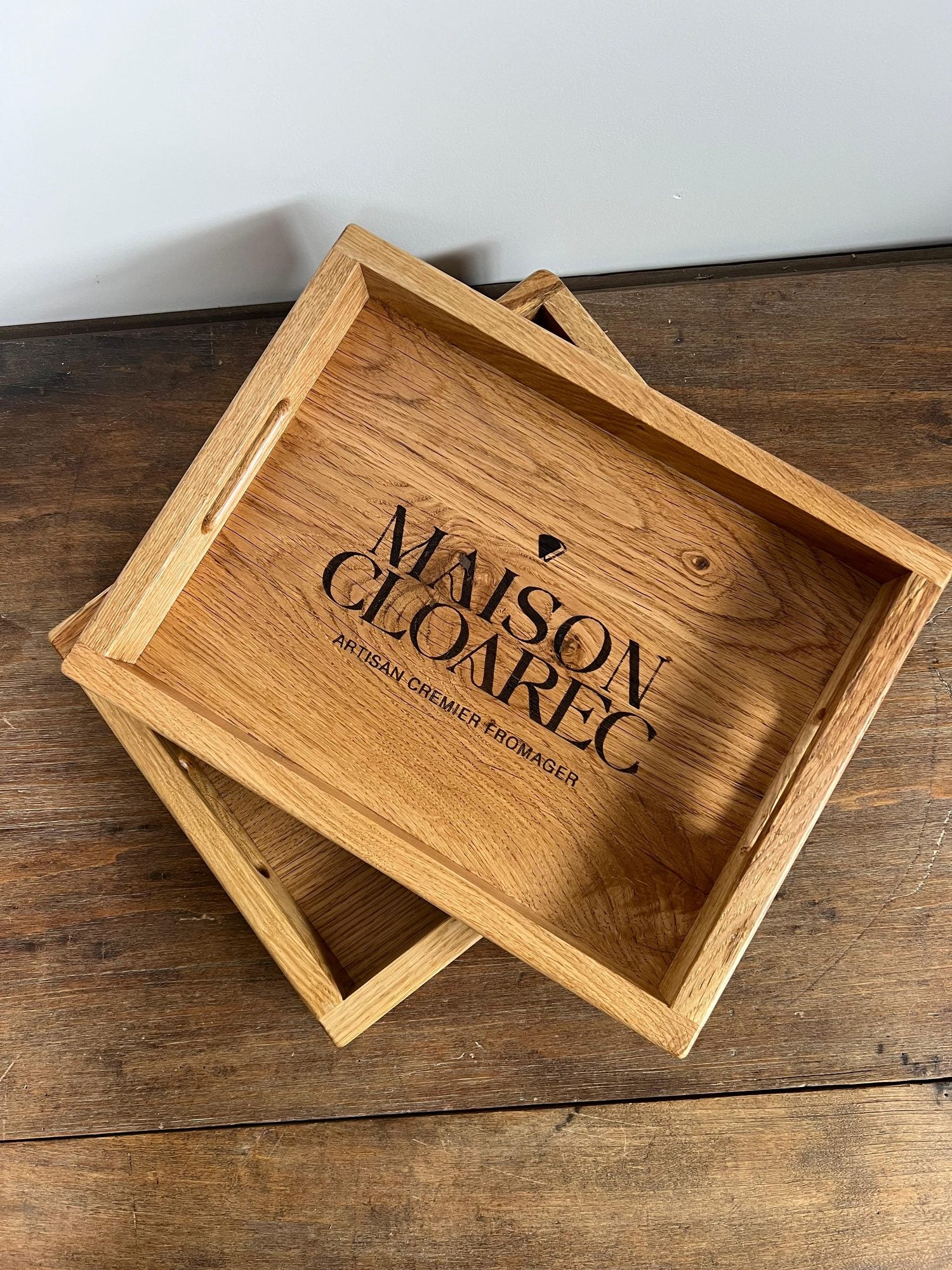 Plateaux en chêne gravés du logo Maison Cloarec, fromagerie