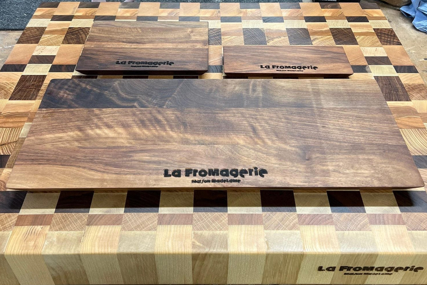 Planches et billot bois de bout gravés Fromagerie Maison Madelaine