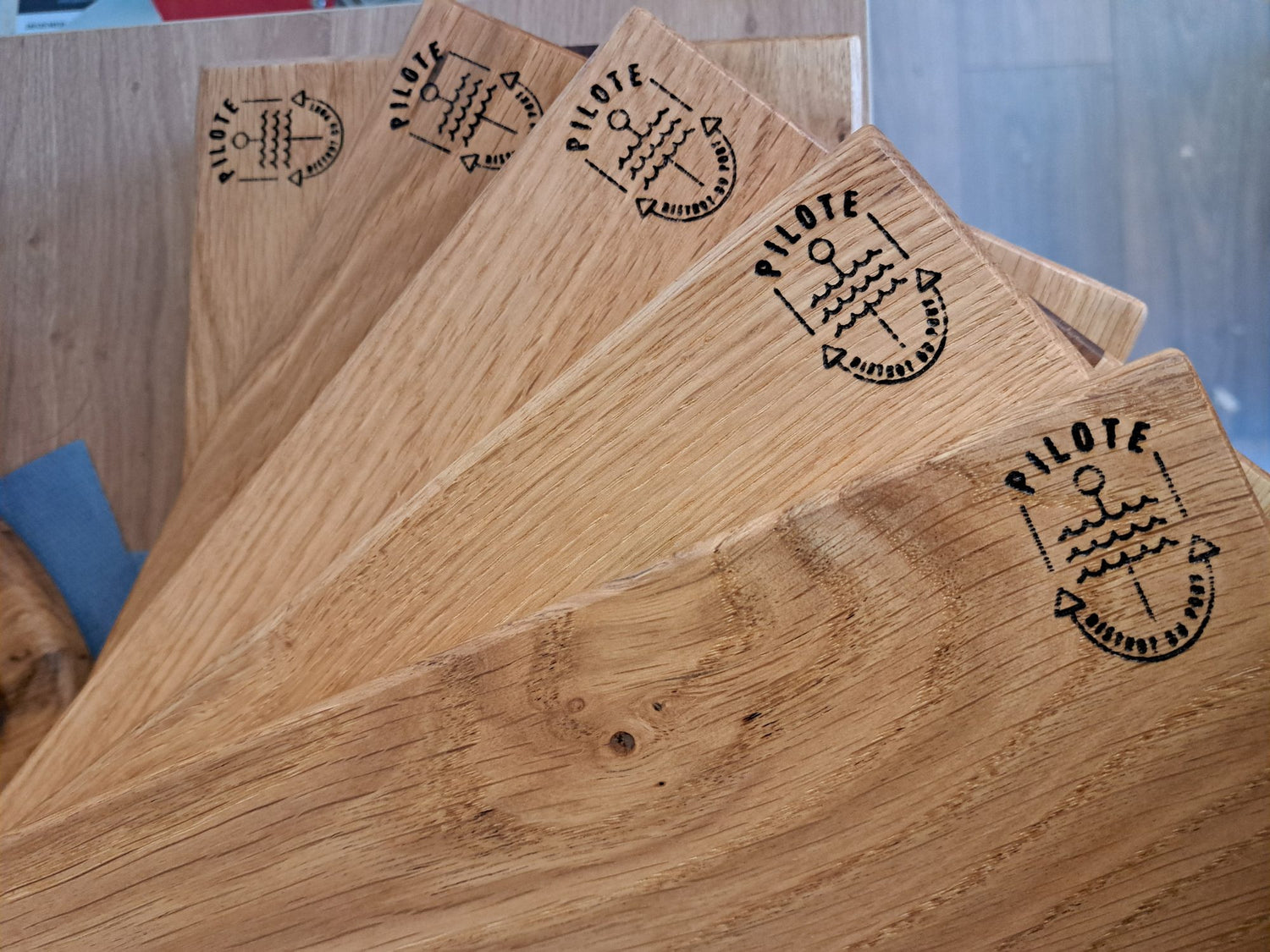 Planches apéro en chêne gravées du logo Bistrot Pilote