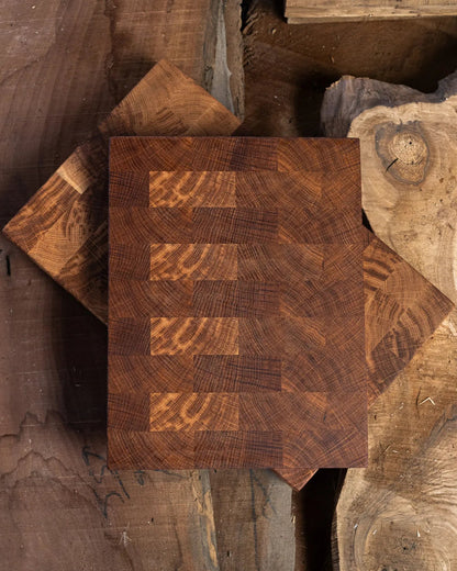 Planches à découper en chêne bout de grain posées sur bois brut, motif brique