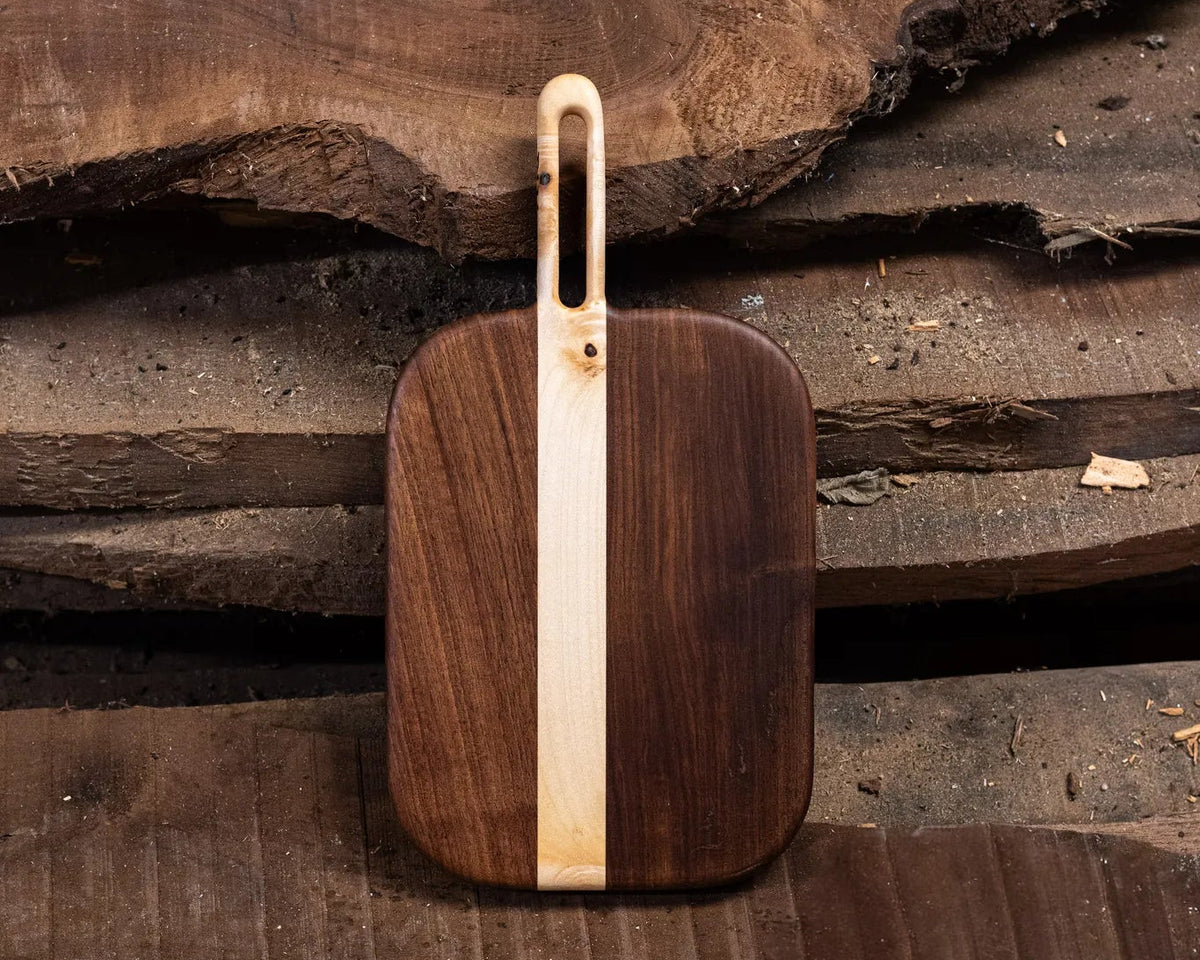Planche à découper en noyer massif avec bande d'érable et manche, fabrication artisanale Planch'h